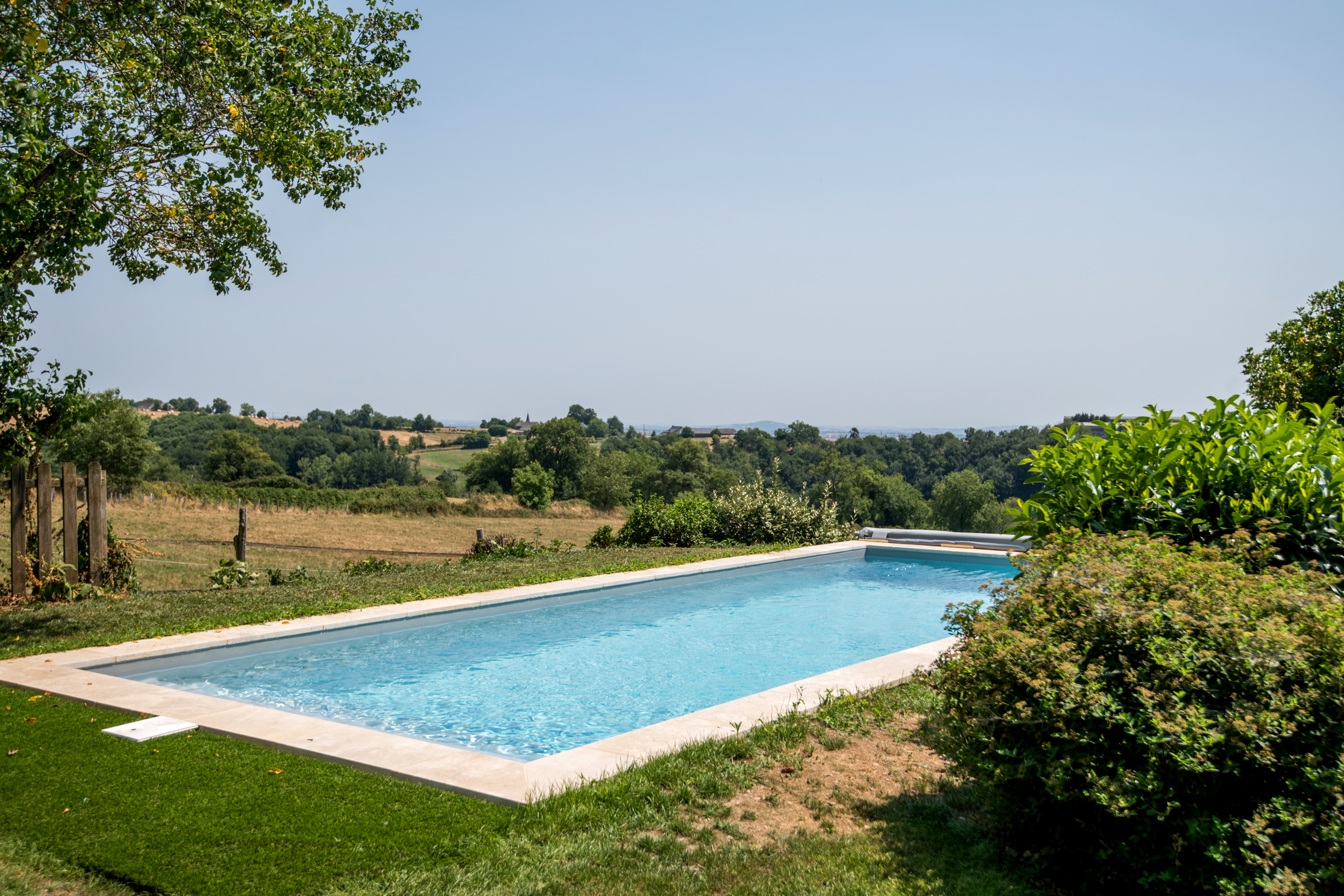 Piscine avec transats